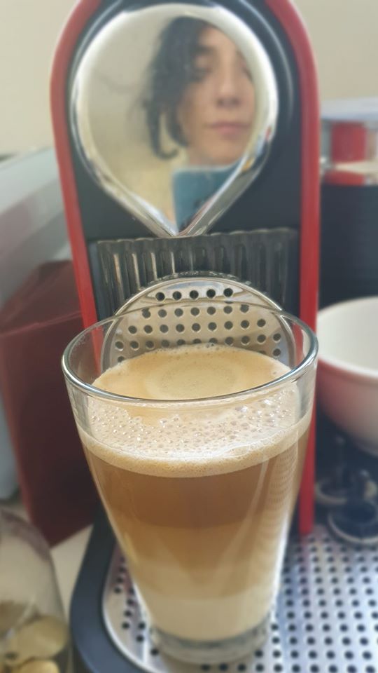 לירון פורת מצלמת כוס קפה