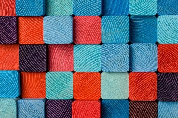 קוביות עץ בצבעים שונים בסדנת העצמה עצמית